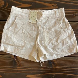 Lucy & Laurel Cream Women's Shorts